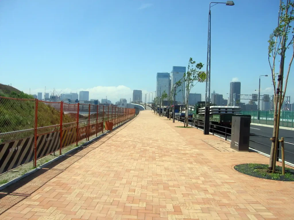 晴海通り沿いの歩道
