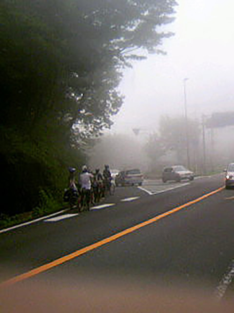 篭坂峠 荷物を満載したMTBのグループ