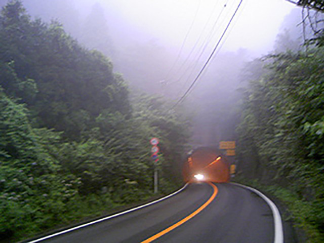 女トンネル。暗くて長くて怖かった