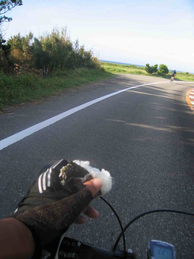 すがすがしい朝のフラワーラインとモーニングおにぎり