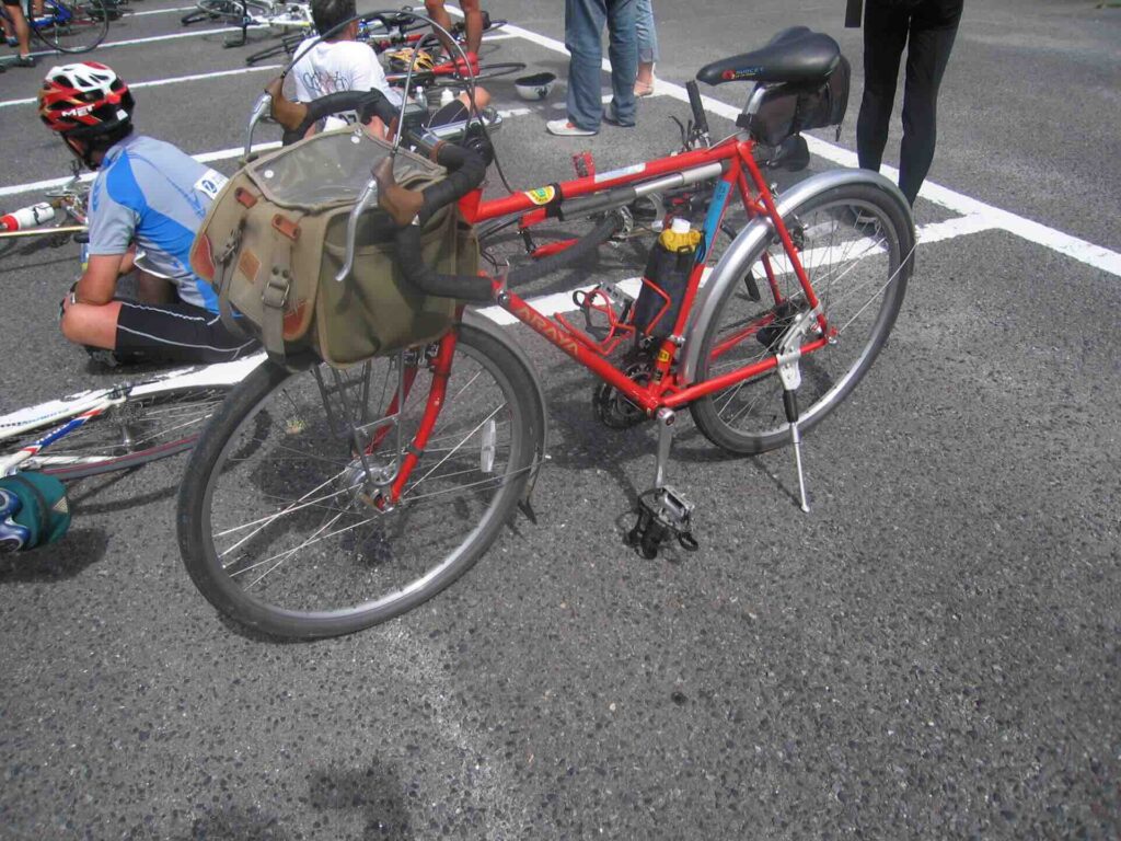 一泊目同室だったＴさんのランドナー。現在、日本一周を進行中だそう。