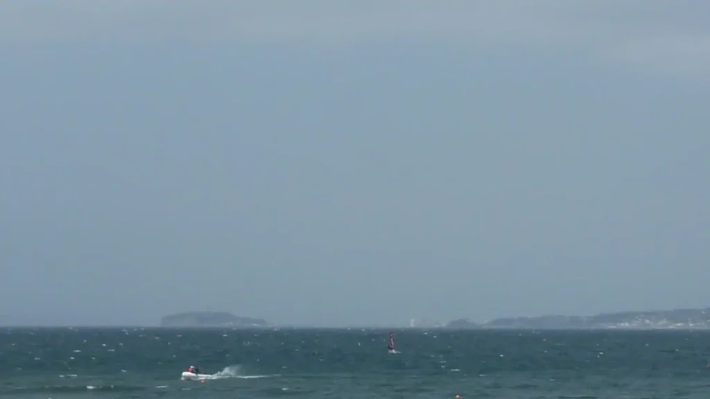 江の島がぼんやり見える