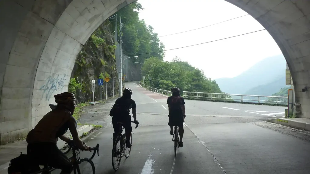 カーブする白草トンネル出口