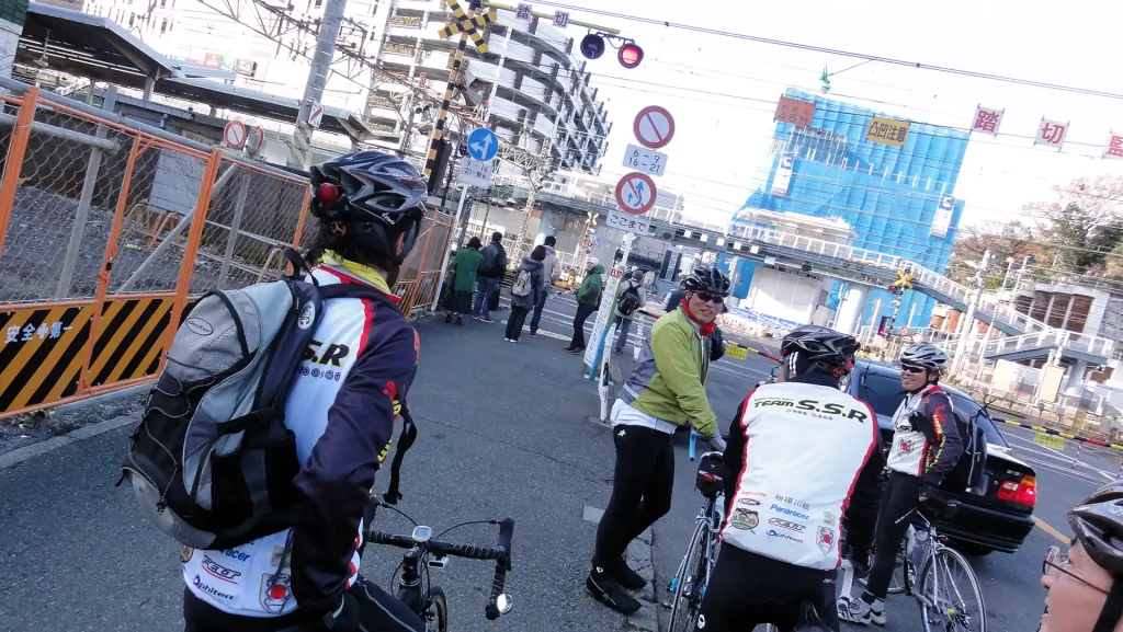 戸塚駅の踏切で大休止