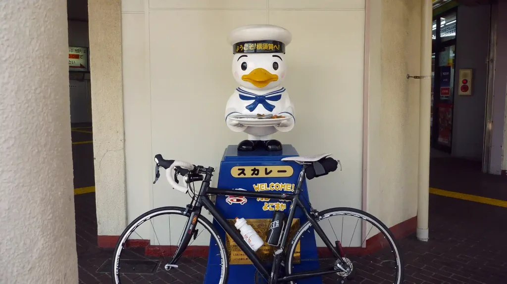 JR横須賀駅にいるスカレーくん