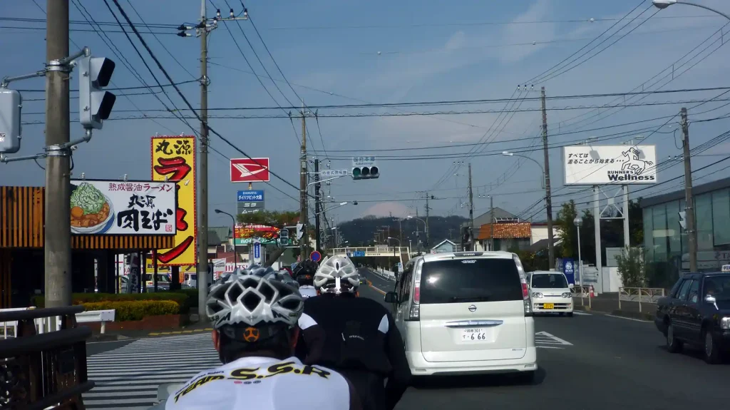 国府本郷 この男たちがのんびり走るはずがない