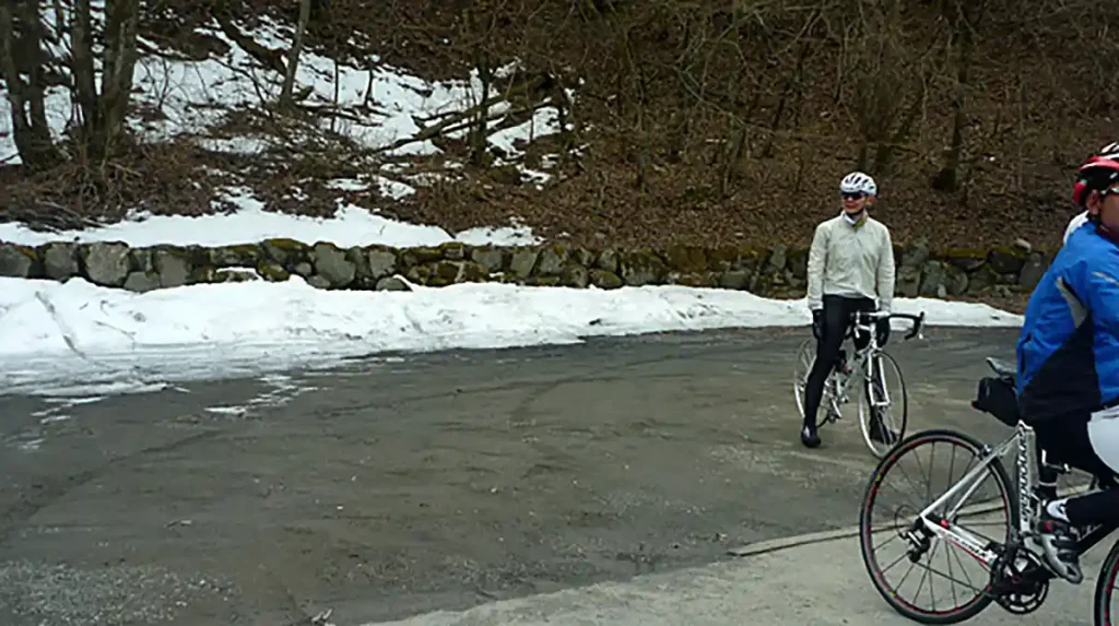 奥多摩周遊道路 最高地点にはまだ雪が残っていた