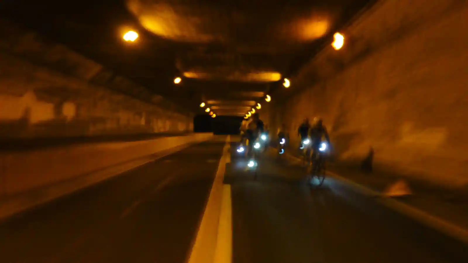 自転車が先行