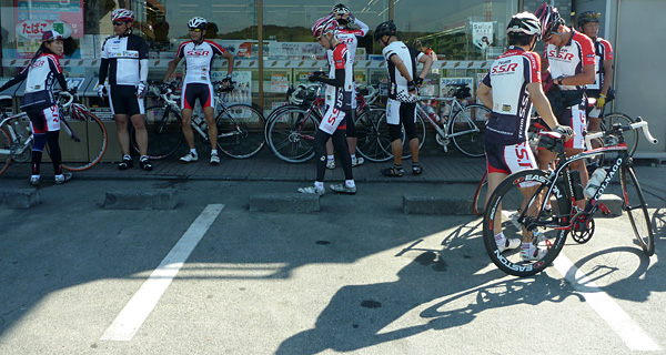 府中四谷橋のセブンイレブンに集合