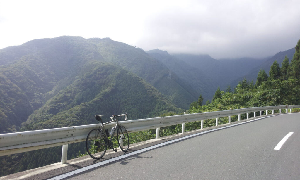 山が深くどこまでも続いている