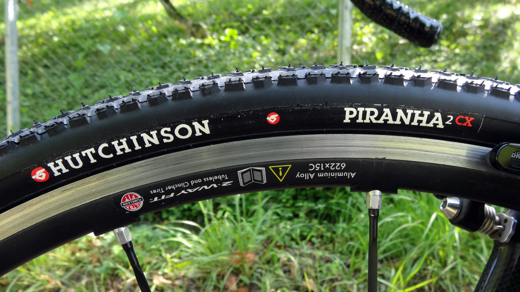 Hutchinsonのクリンチャータイヤ PIRANYA 2 CX