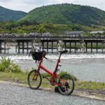 桂川の渡月橋の手前に自転車を停めて撮影した画像