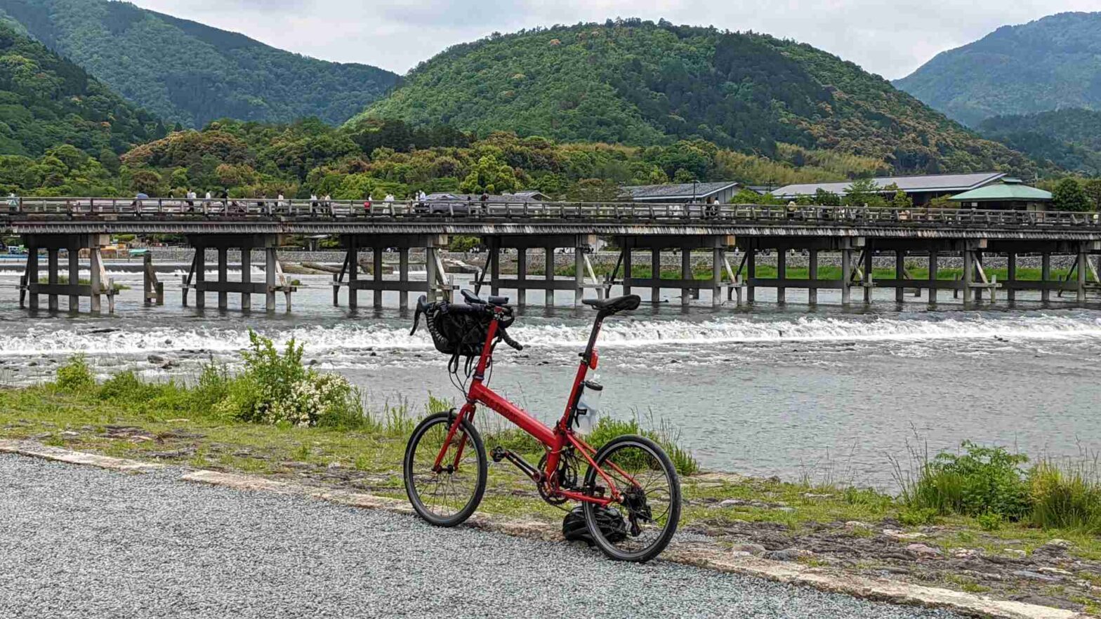桂川の渡月橋の手前に自転車を停めて撮影した画像