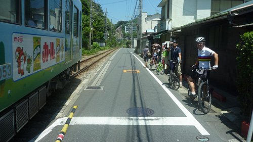 江ノ電の線路のすぐそばを走ります。