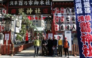 鷲神社前で集合写真