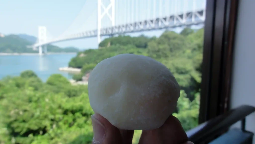 はっさく大福（130円）と因島大橋