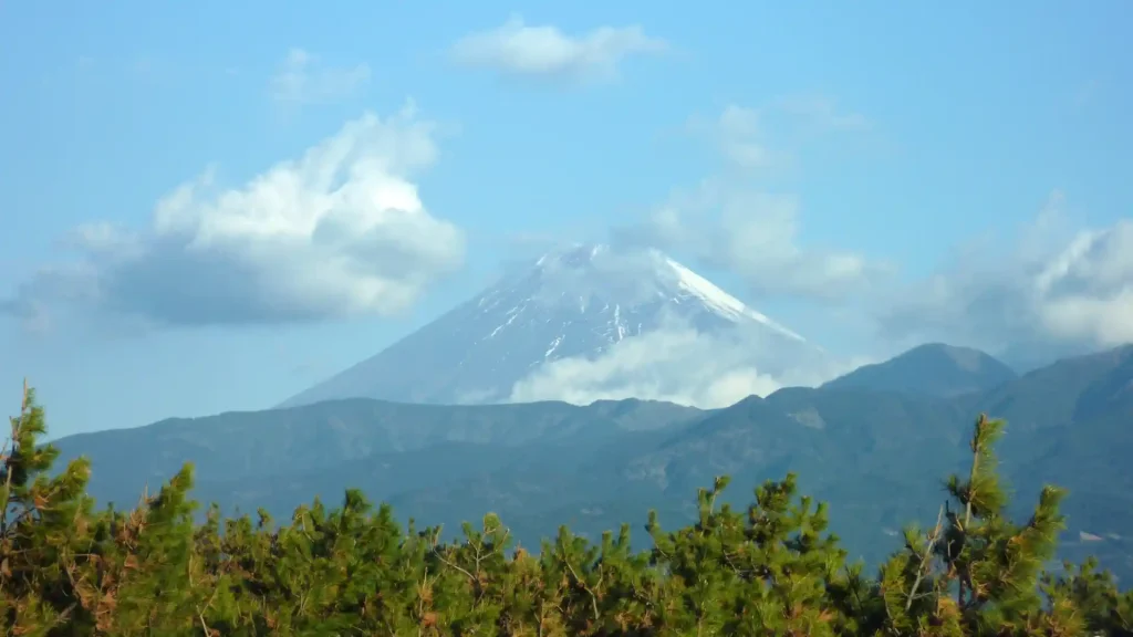 富士山のこっち側の側面は雪が少ないんだ。。