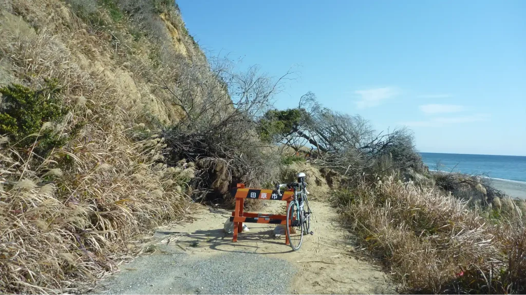 崖崩れでサイクリングロードが通行止め
