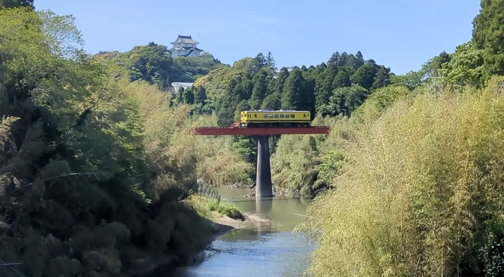 2-24：三口橋から見た第四夷隅川橋梁と大多喜城