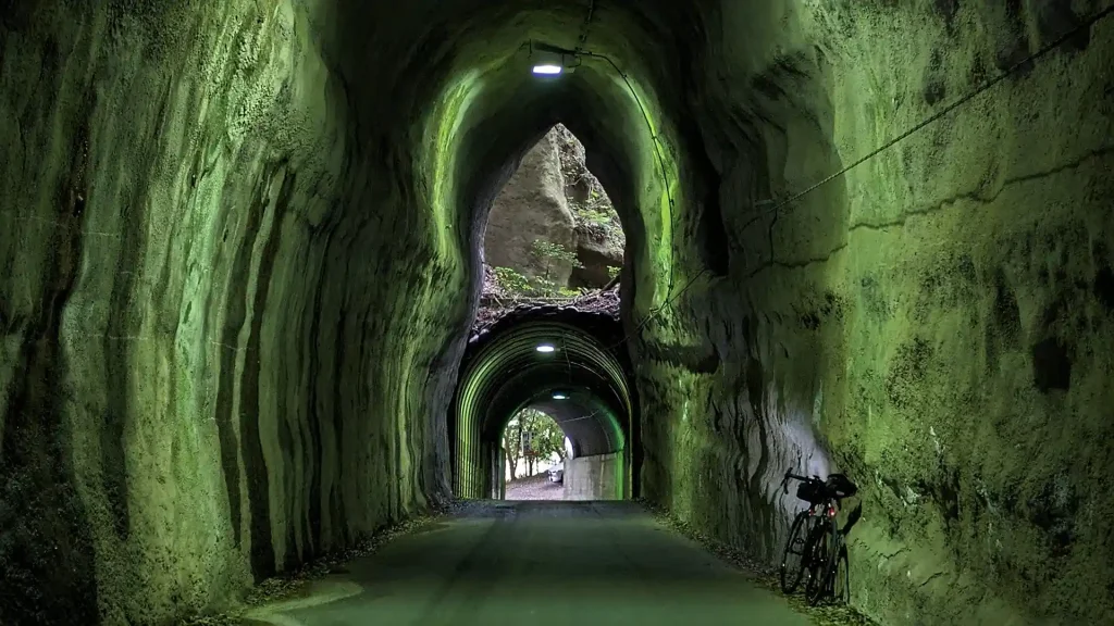 3-8：向山・共栄トンネル（二階建てトンネル）