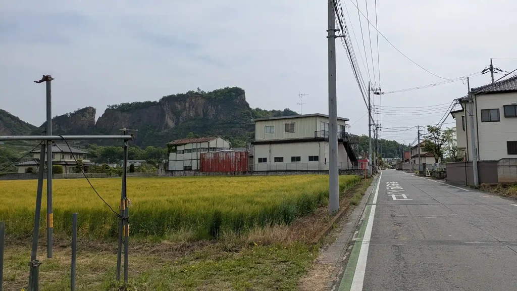 04:岩船山が見える道