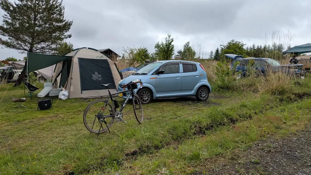 ロードバイクとキャンプ道具を積んだR2