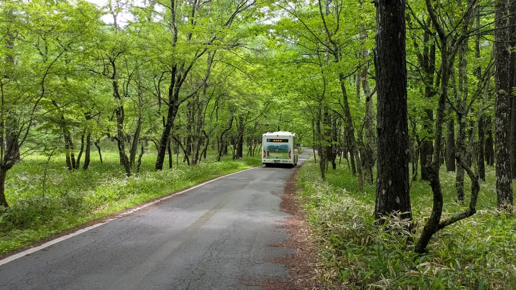 日光市道1002号線を走る低公害バス