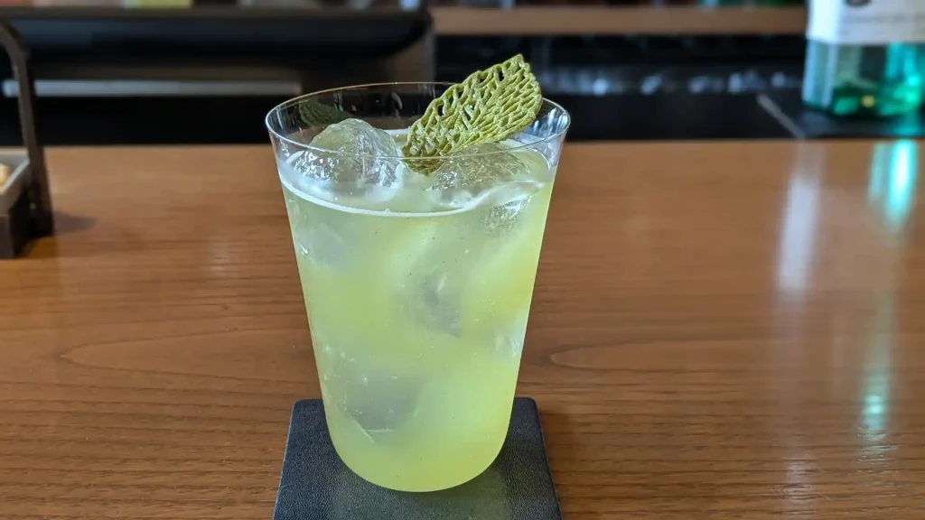 ジンと日本酒とお茶のカクテル「新緑」