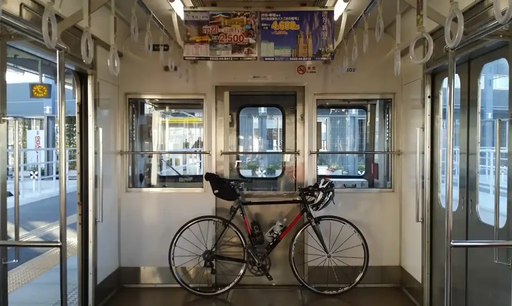 車内の様子（画像は撮影のため一時的に置いた状態。運行時は車掌さんがドアを開閉できるように、前輪を外して端に寄せました）