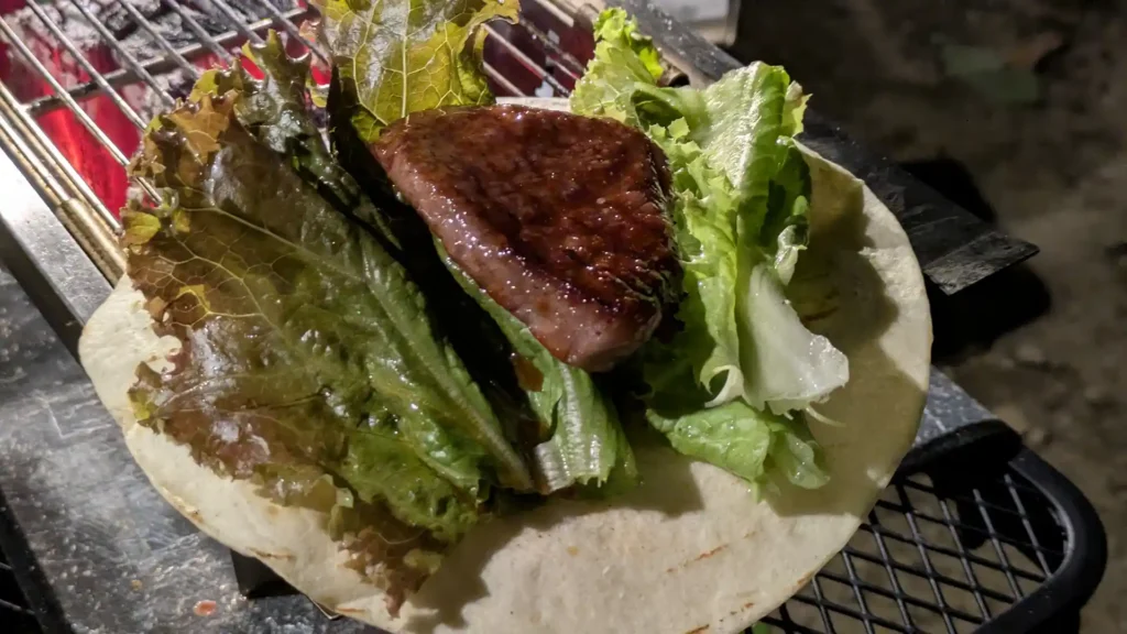 炭火で焼いたトルティーヤと肉