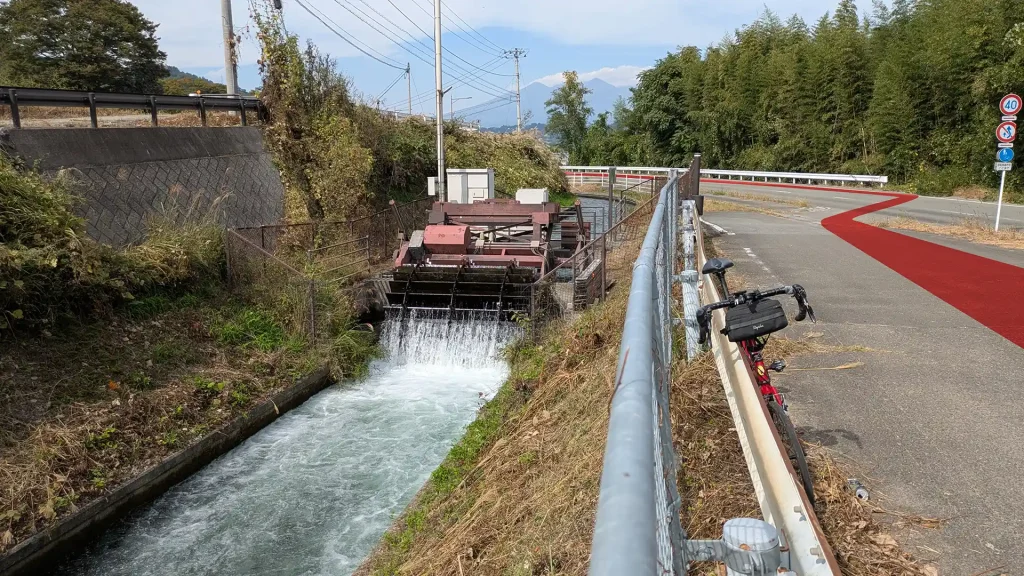 2-15:徳島堰にある水力発電用の水車