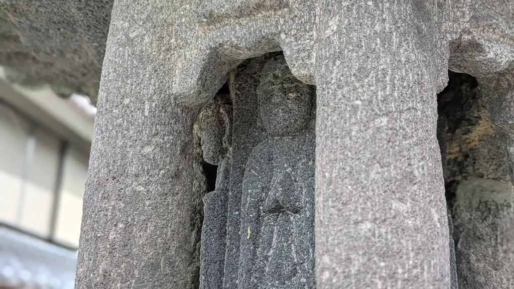 灯籠の中には石仏が