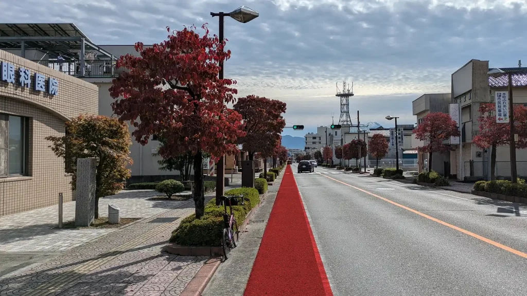 韮崎宿からの富士山(右に少し見える)