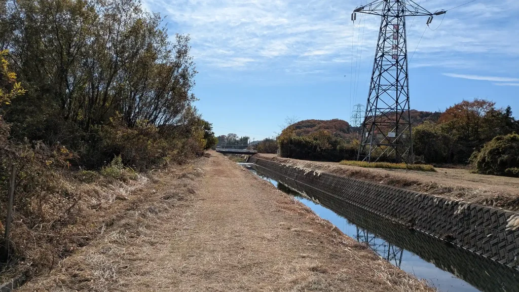 4-15：鳩山町を流れる川とグラベルロード