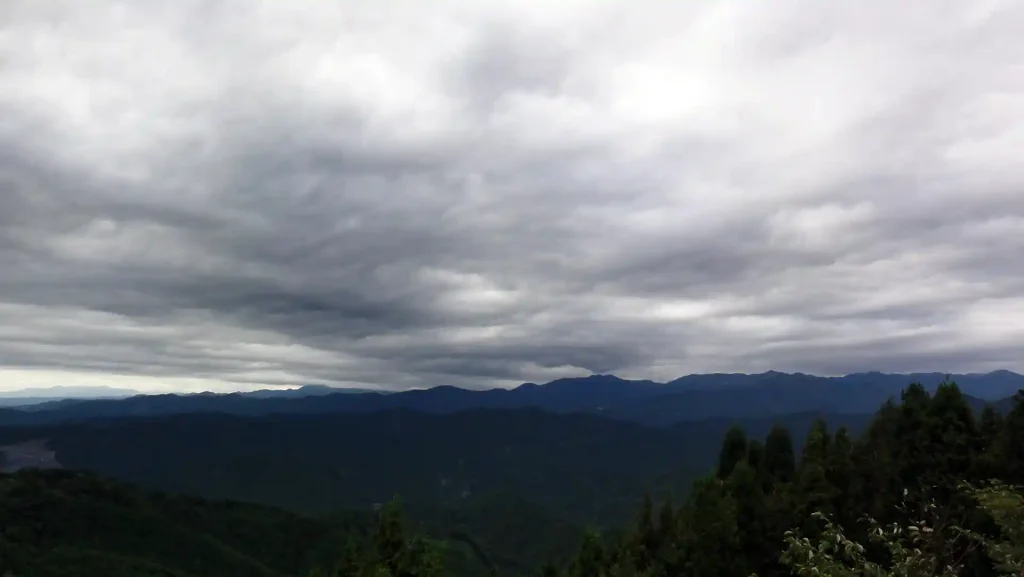 山頂ぎりぎりに広がる雲