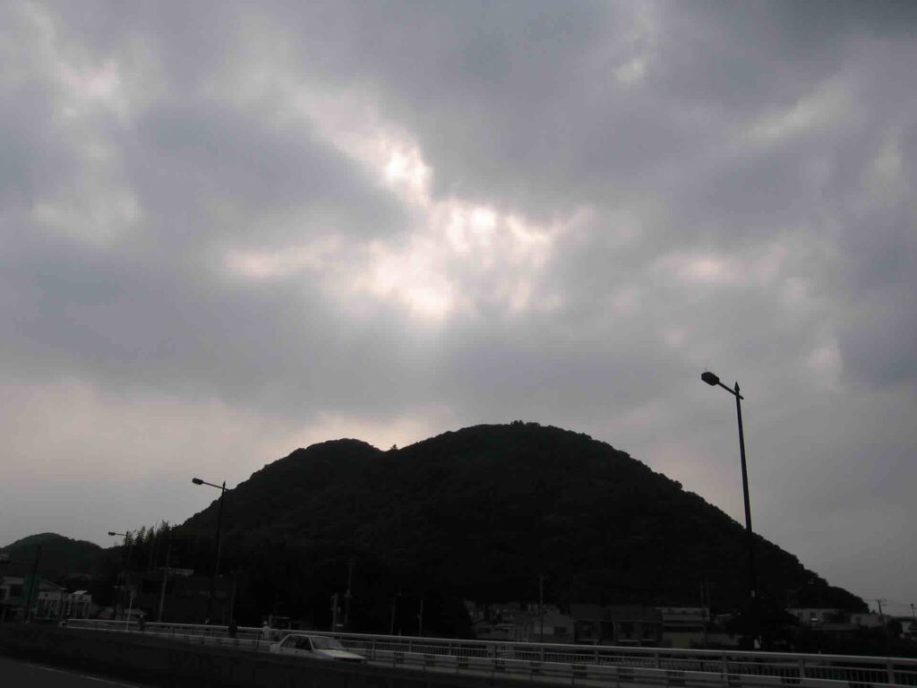 次はここだな。小学校の遠足では何度も上ったけどね。