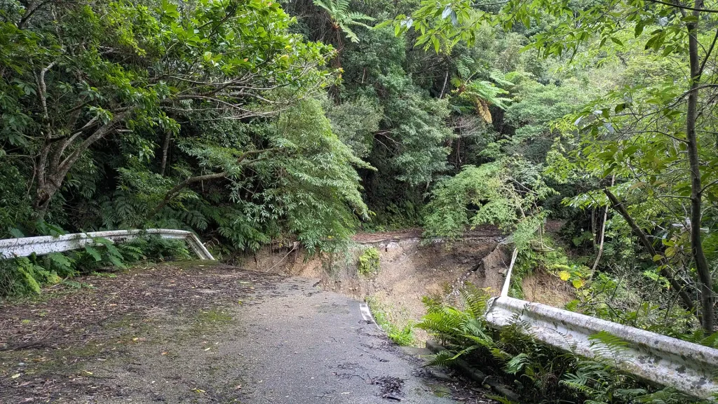 1-17:道路崩落地点