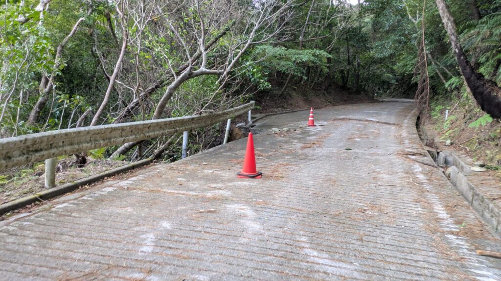 2-12：コーンが置かれた大国林道