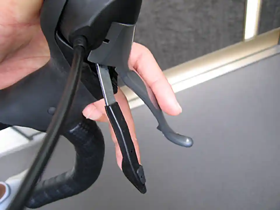 レバーは動くが変速せず