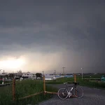 進行方向うしろに雨雲が・・・しかも動きが速い
