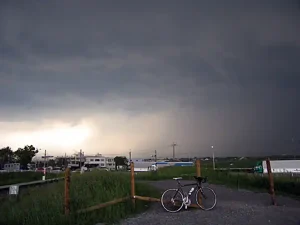 進行方向うしろに雨雲が・・・しかも動きが速い