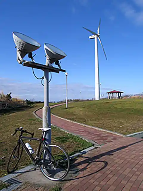 宮川公園の巨大な風車は轟々とすごい音で発電していた