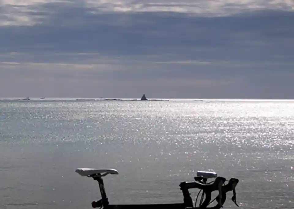 烏帽子岩は、今日も静かな海にぽっかり浮かぶ
