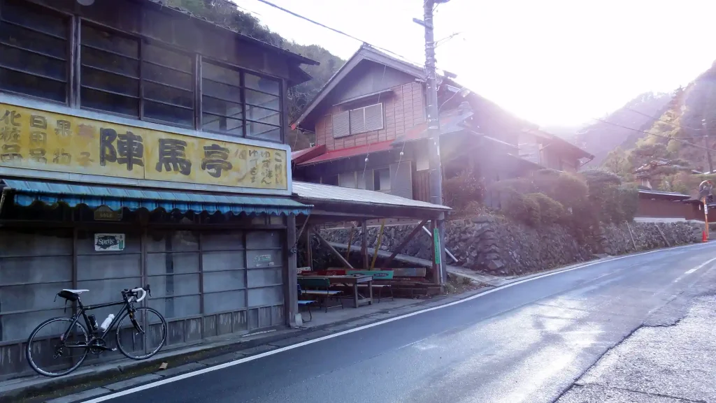 陣馬高原下バス停