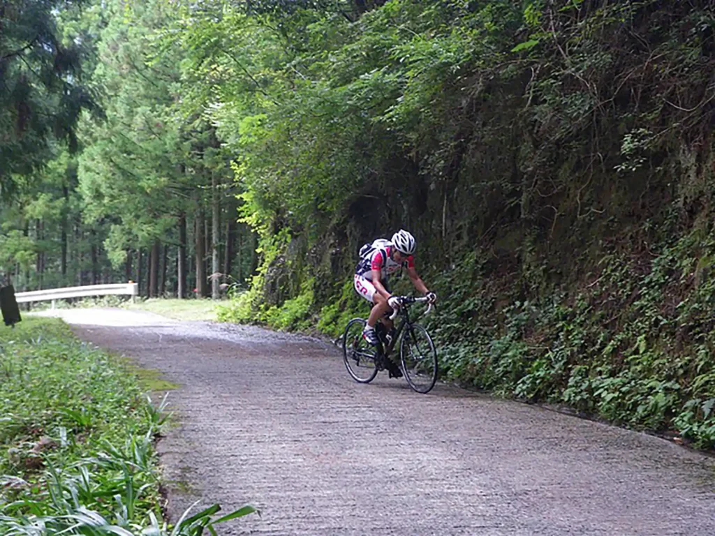 子ノ権現への激坂を上る私 photo : valさん