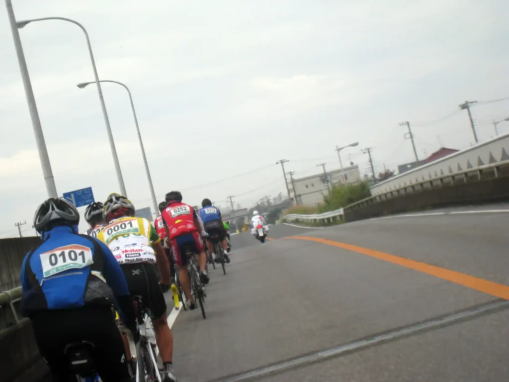 白バイに牽かれてスタート