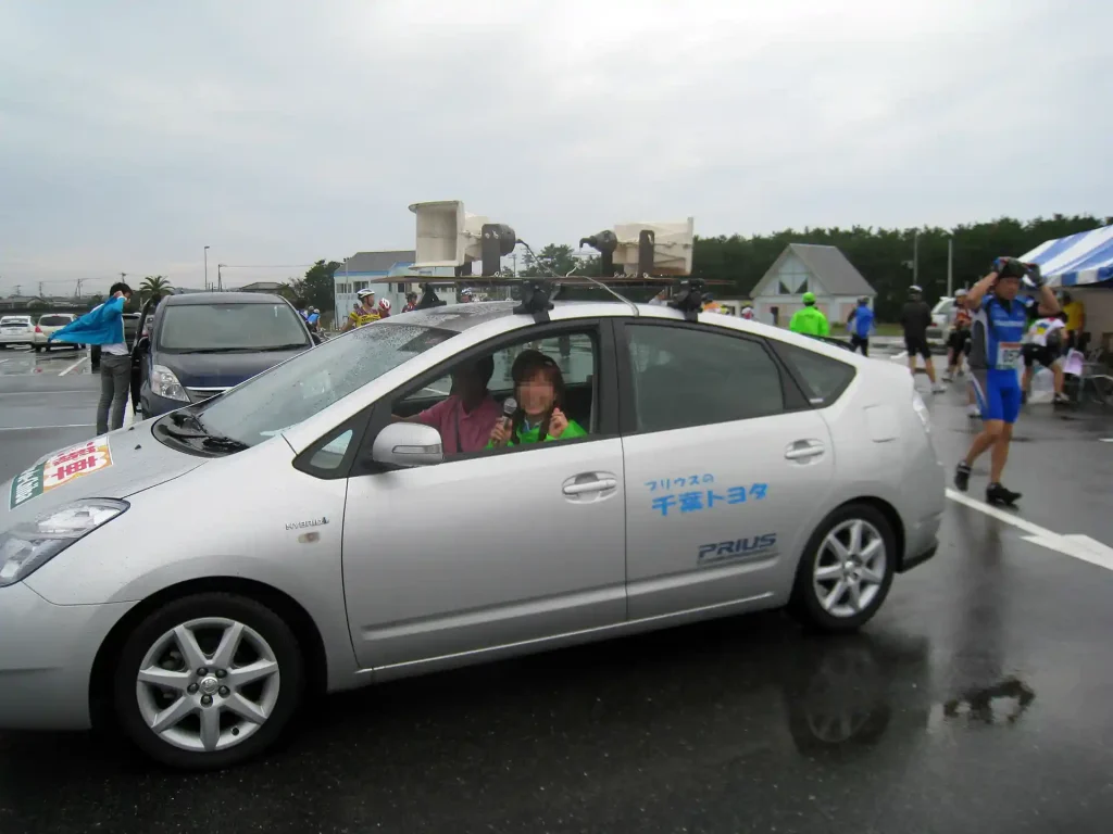 Iさんは広報車で一番先頭を走るスタッフさん