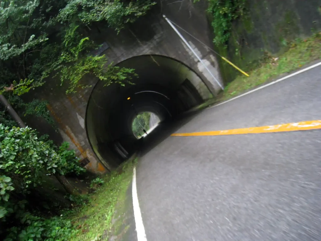 トンネルを抜けると急な下り