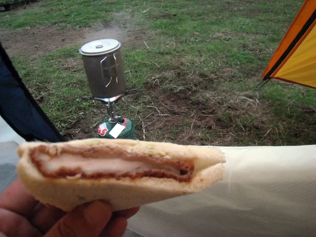 目覚めて寝袋から身体を起こし、朝食。あまり食欲はない