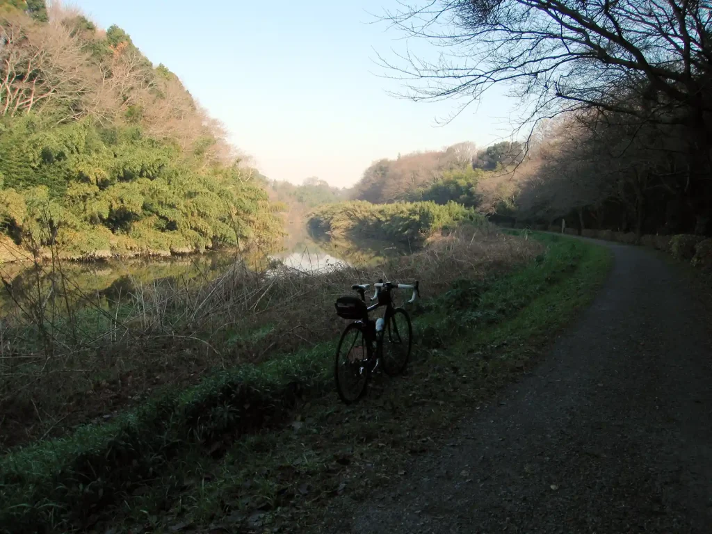 花見川サイクリングロードのダート道